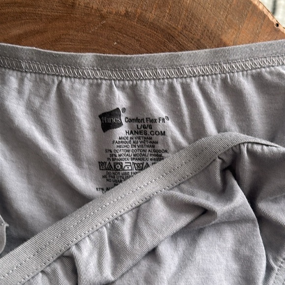 Hanes - Picture 3 of 5